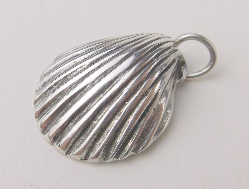 Stunning Vintage Sterling Silver Scallop Charm Pendant (1 of 1)