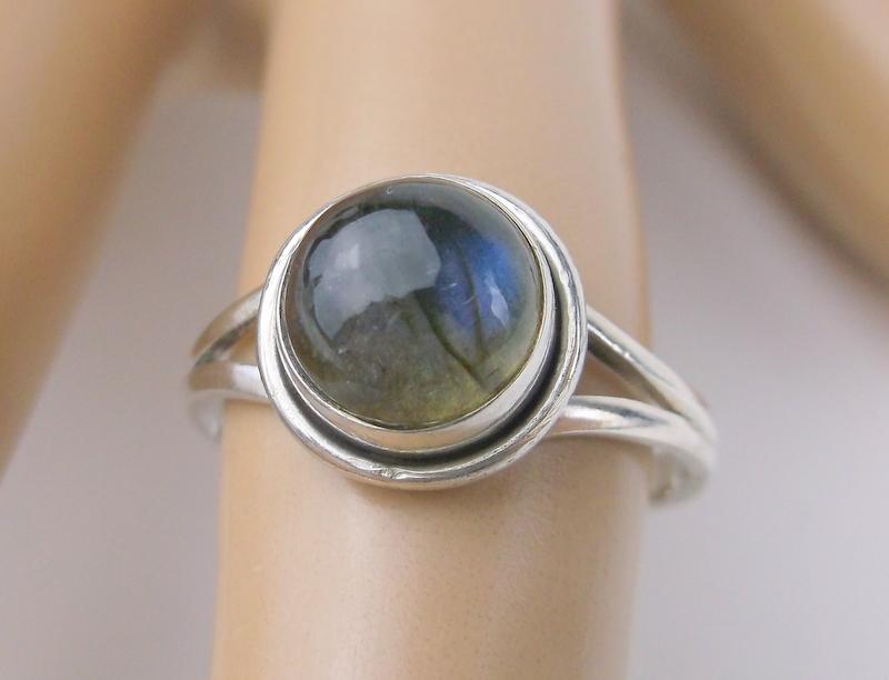 New Sterling Silver Labradorite Ring Size 7.5: Solid Sterling Silver Guaranteed, in Brand New Never Worn Condition.