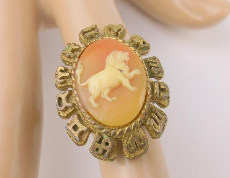 Antique 1969 Cameo Lion Leo Ring 7: beautiful condition.
