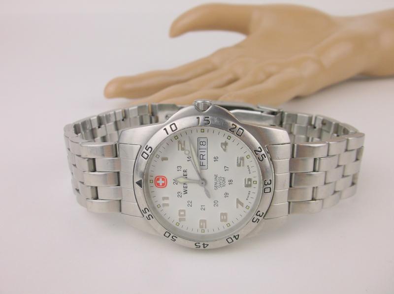 Huge Mens Wenger Swiss Army Wristwatch (1 of 4)