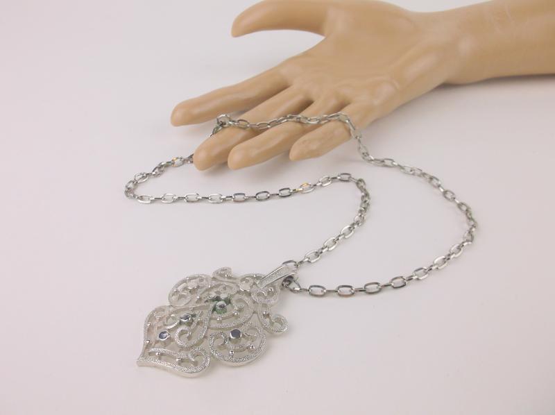 Gorgeous Vintage Trifari Necklace 20": excellent condition