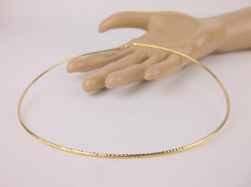 Stunning Heavy 10kt Gold Omega Chain Necklace 16": A Stunning Thick and Heavy (6g) 10kt solid gold Omega Snake Chain Necklace in like new condition