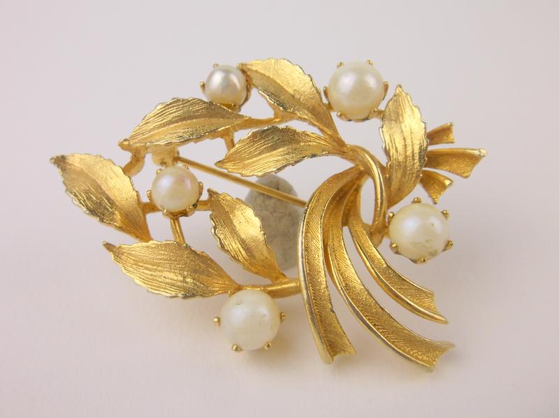 Gorgeous Vintage Lisner Pearl Brooch (1 of 2)