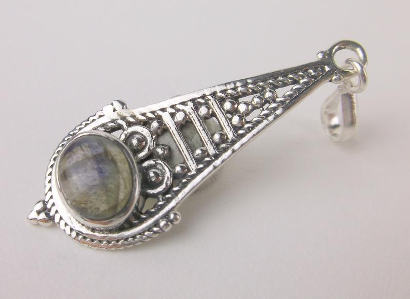New Sterling Silver Labradorite Pendant: Solid Sterling Silver Guaranteed, in Brand New Never Worn Condition.