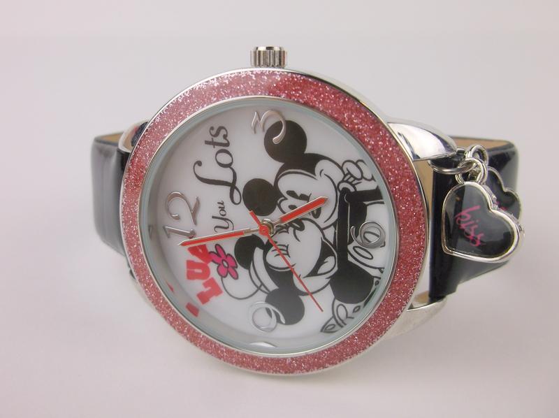 Stunning Disney Mickey Minnie Mouse Watch Kiss Me: Brand new battery in excellent condition