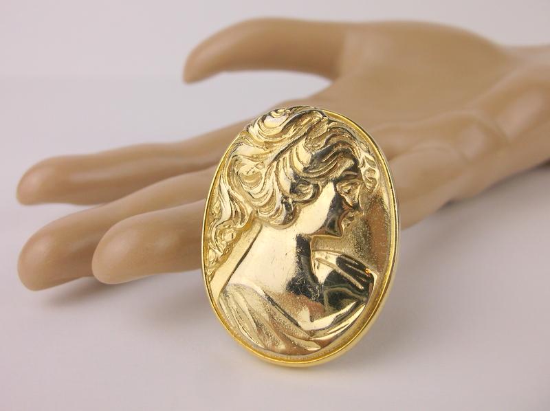 Stunning Vintage Cameo Brooch (1 of 2)