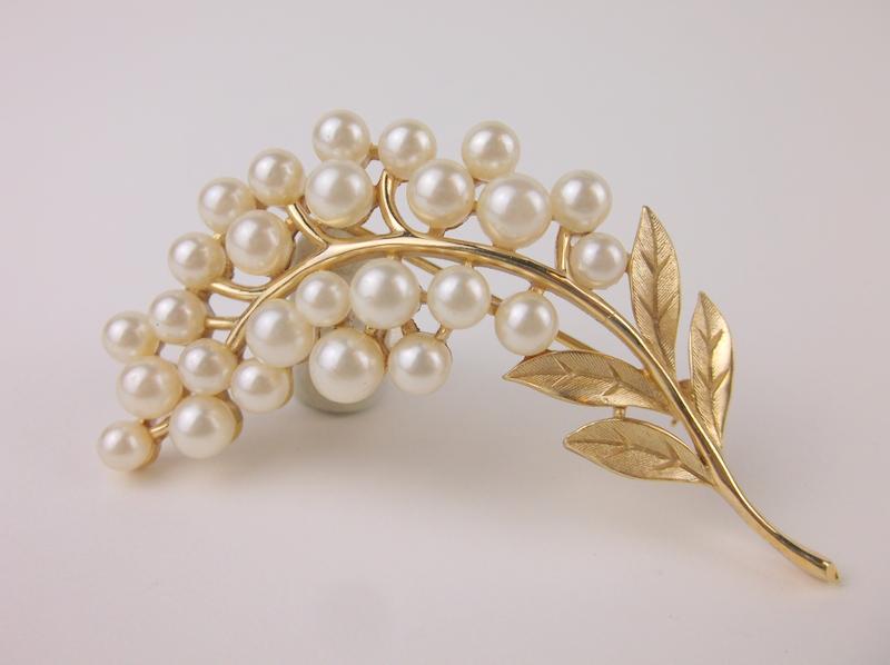 Stunning Vintage Trifari Fuax Pearl Brooch: Mint Condition, In Like New Condition, Perfect
