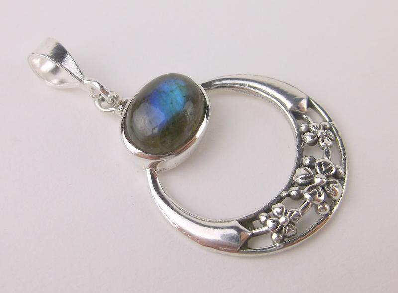 New Sterling Silver Labradorite Pendant: Solid Sterling Silver Guaranteed, in Brand New Never Worn Condition.