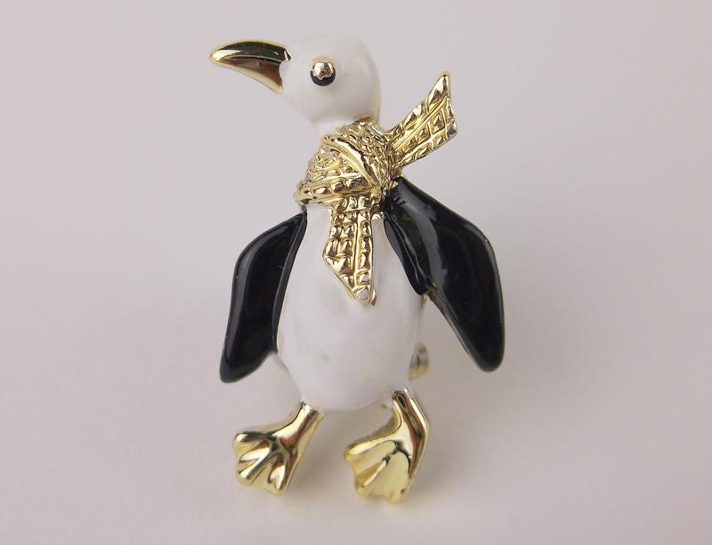 Mint Antique 1960s Enameled Penguin Brooch: Mint Condition, In Like New Condition, Perfect