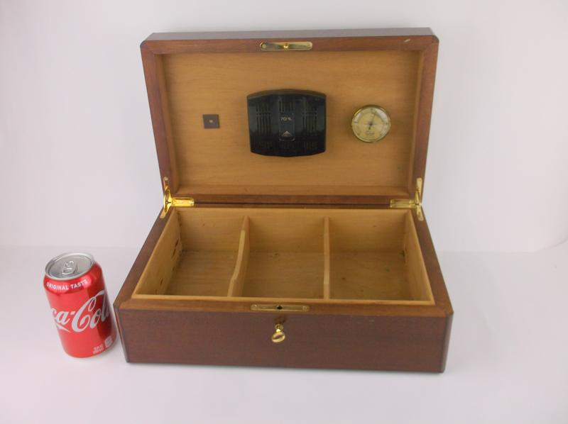 Large Locking Wood Humidor With Key: excellent condition