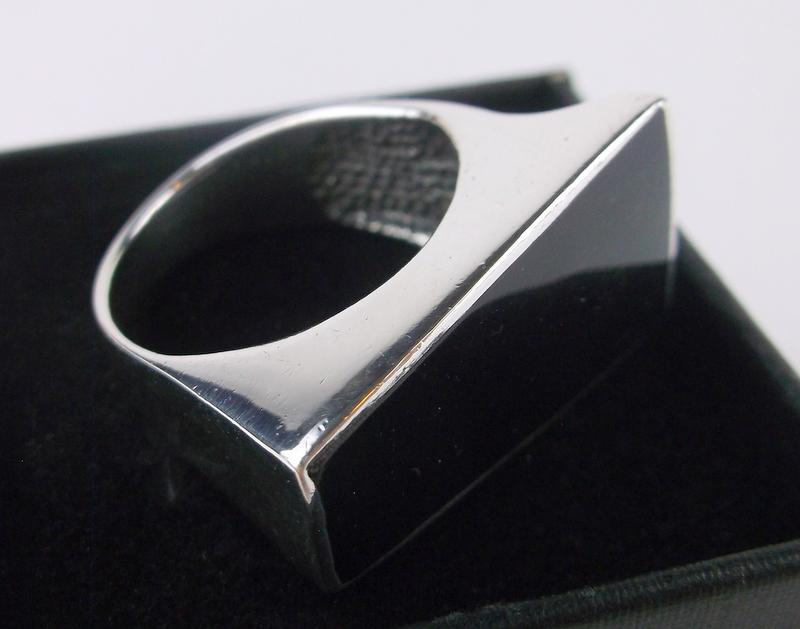 Stunning Boxed Sterling Silver Onyx Ring Size 7 (1 of 3)