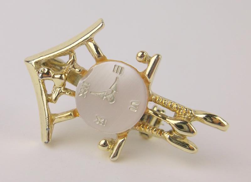 Mint Vintage 1970s Cuckoo Clock Brooch (1 of 1)