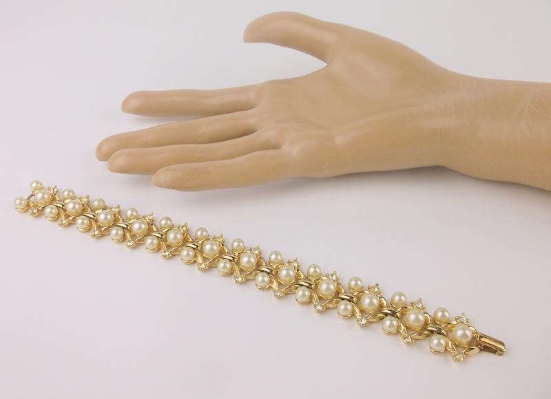 Stunning Antique 1950s Trifari Rhinestone Bracelet 7.5": Mint Condition, In Like New Condition, Perfect