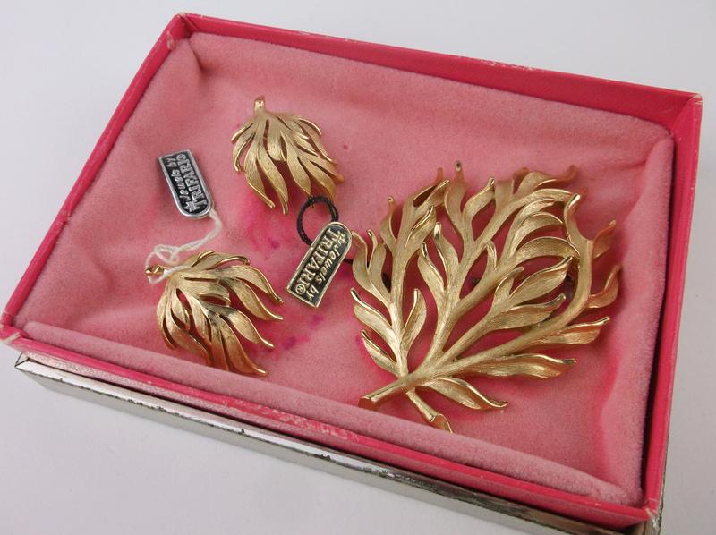 Never Worn 1960s Crown Trifari Brooch Earrings Boxed (1 of 4)