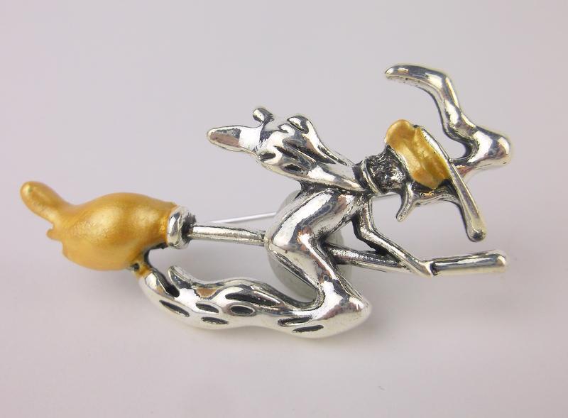 Stunning Enameled Witch On Broom Brooch Halloween (1 of 1)