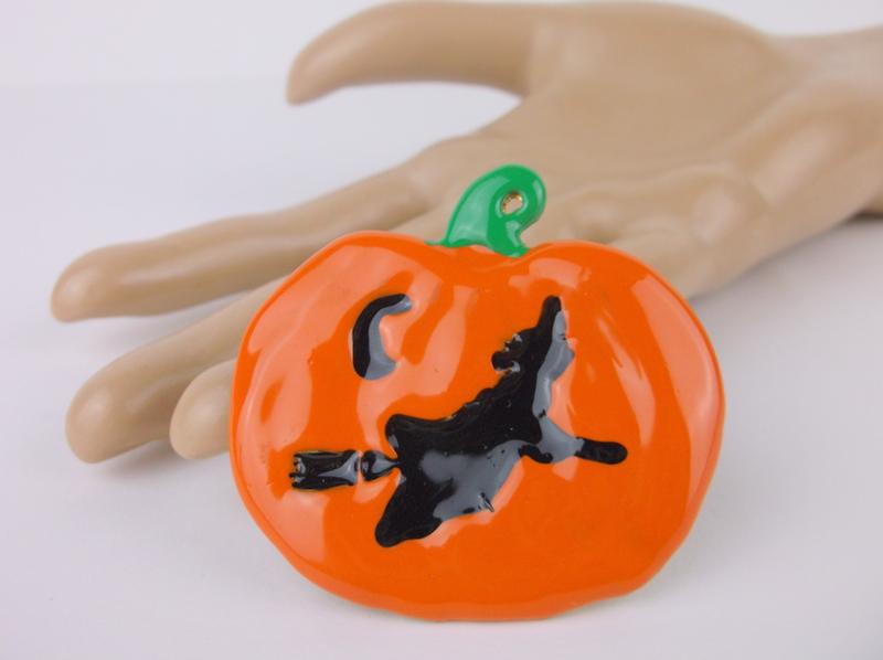 Stunning Enameled Pumpkin Witch on Broom Brooch: excellent condition