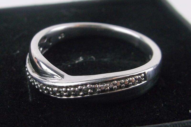 Gorgeous Boxed Sterling Silver Diamond Ring 7 (1 of 2)
