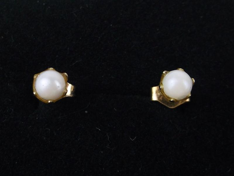 Gorgeous 14kt Gold Boxed Pearl Stud Earrings (1 of 2)