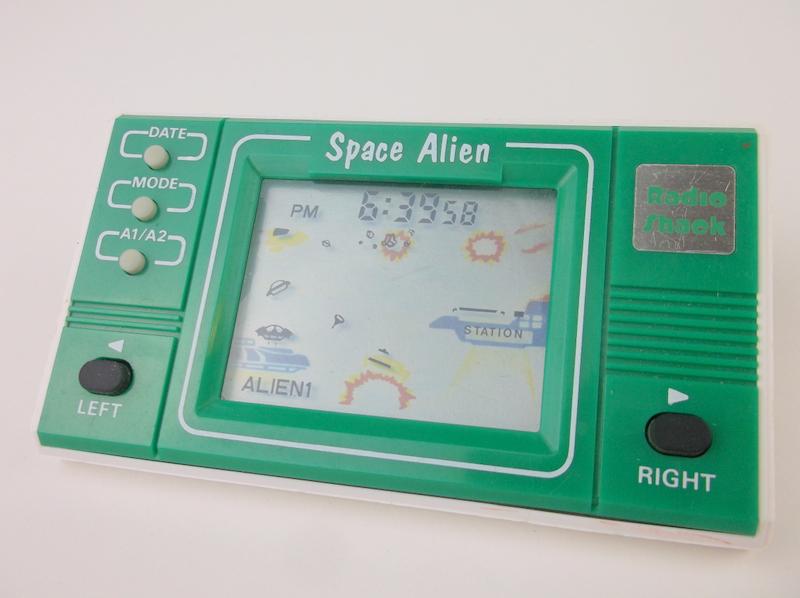 Rare Vint 1980s Space Alien Handheld Game Radio Shack (1 of 3)