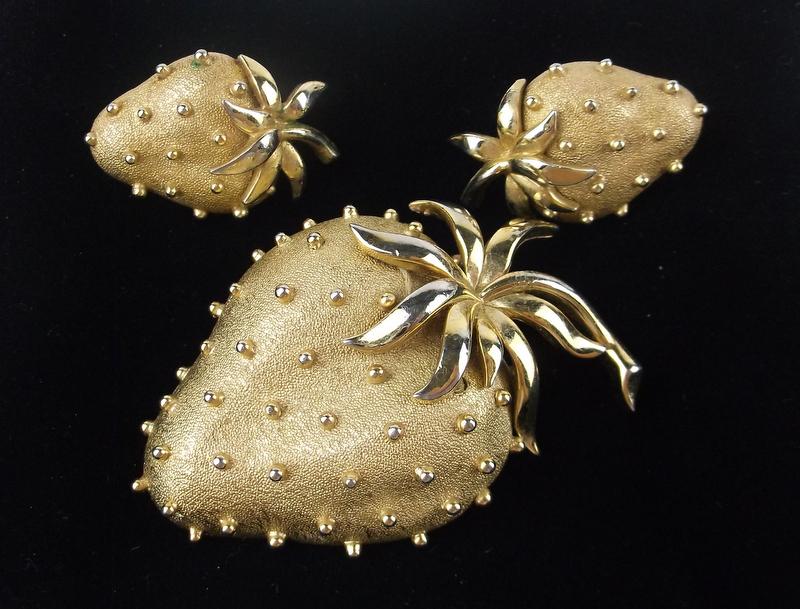 Gorgeous Vintage Trifari Strawberry Brooch Earrings Set (1 of 2)