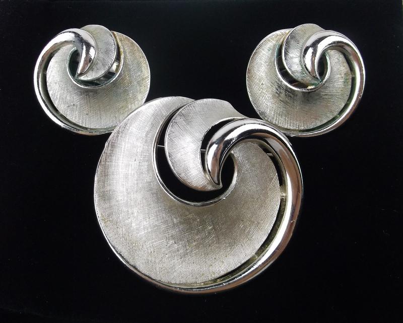 Gorgeous Vintage Trifari Brooch Earrings Set (1 of 2)