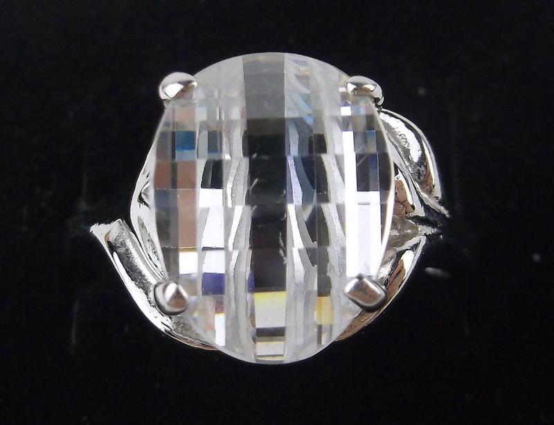 Stunning Boxed Sterling Silver Sparkly Ring Size 8 (1 of 3)