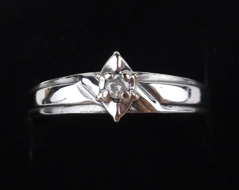 Stunning Boxed Sterling Silver Diamond Ring 7 (1 of 3)