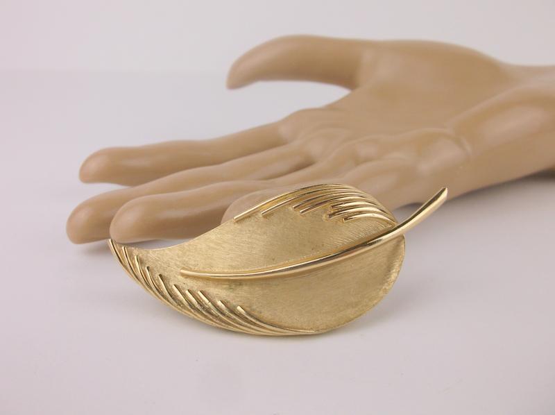 Stunning Vintage Trifari leaf Brooch (1 of 2)