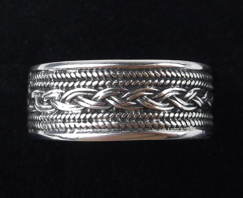 Stunning Vintage Sterling Silver Band Ring 7.5 (1 of 2)