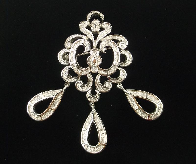 Mint Vintage Trifari Drop Dangly Brooch (1 of 2)