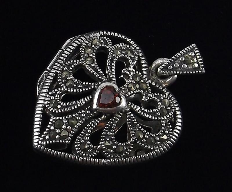 Stunn Vint Sterling Silver Garnet Locket Pendant Heart: Guaranteed Solid 925 Sterling Silver, in Excellent Condition