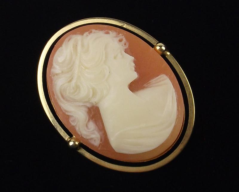 Mint Antique 1960s Cameo Brooch (1 of 3)