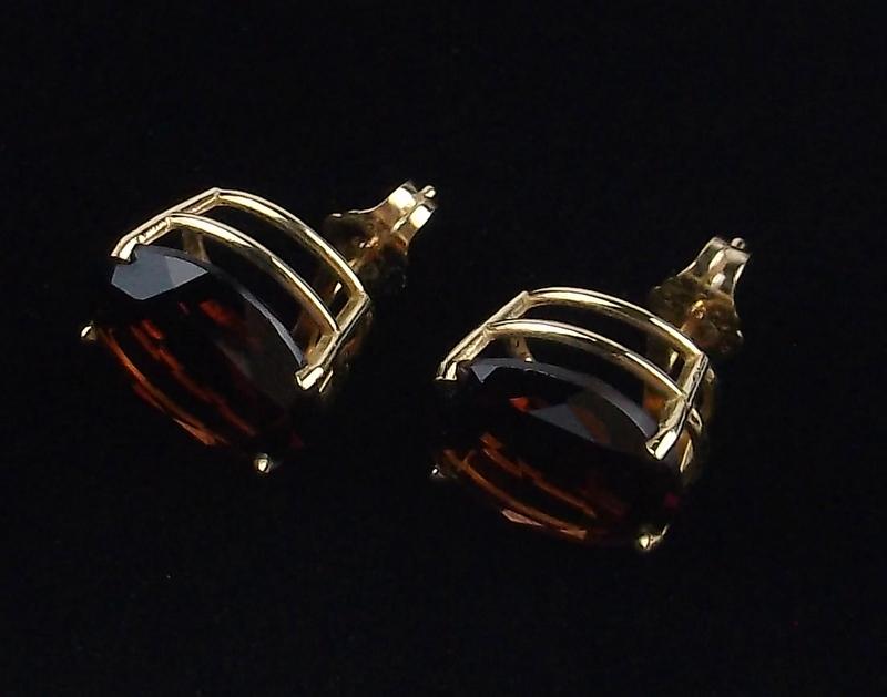 New Boxed Large 14kt Gold Garnet Stud Earrings (1 of 2)