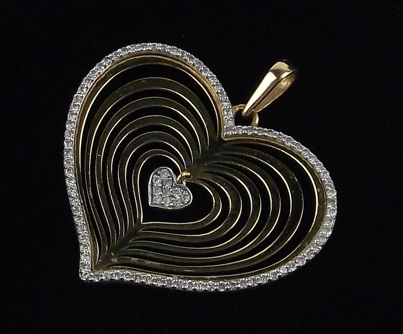 New 18kt Gold Diamond Heart Pendant: A New 18kt Gold Diamond Heart Pendant 2.4 grams in new condition