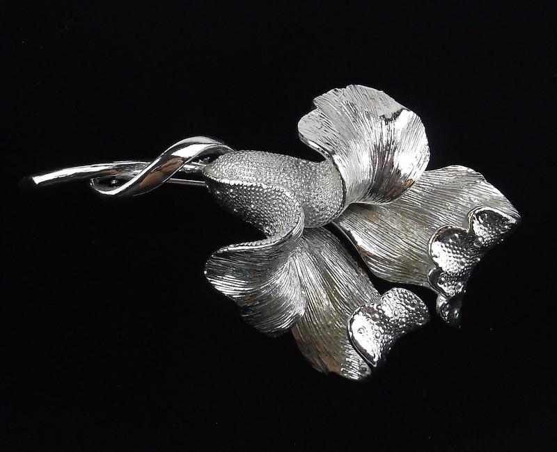 Mint 1960s Coro Craft Lilly Brooch Pegasus: Mint Condition, In Like New Condition, Perfect