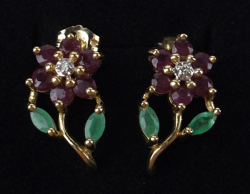 New Boxed 14kt Gold Ruby Emerald Stud Earrings Flower (1 of 2)