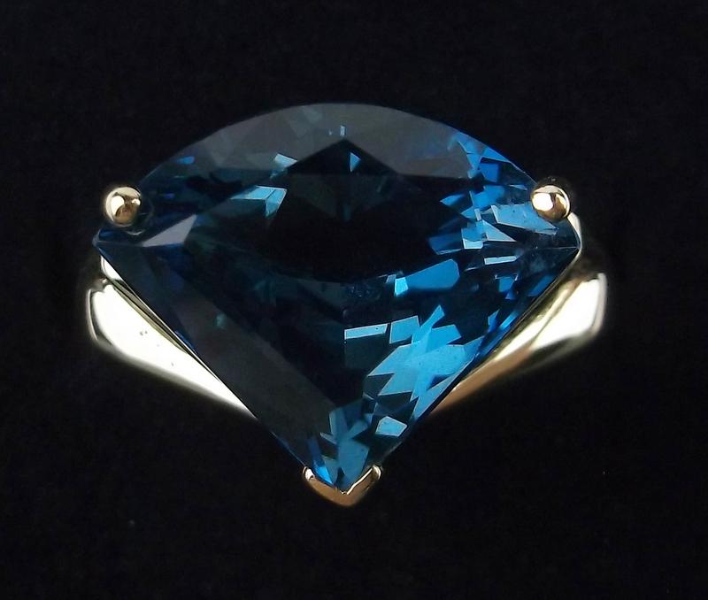 New Boxed 14kt Gold Blue Topaz Ring Size 7 (1 of 3)