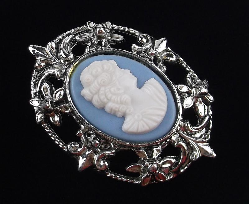 Mint Antique 1960s Cameo Brooch (1 of 3)