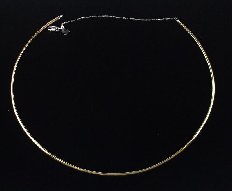 New 14kt Gold Reversable Omega Chain Necklace 20": A New 14kt Solid Gold Reversable chain Omega thick chain necklace, white gold on one side, yellow gold on the other 20 inch length very heavy 12 grams.