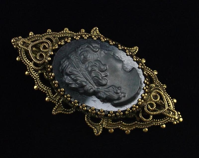 Mint Vintage 1950s Cameo Brooch (1 of 3)