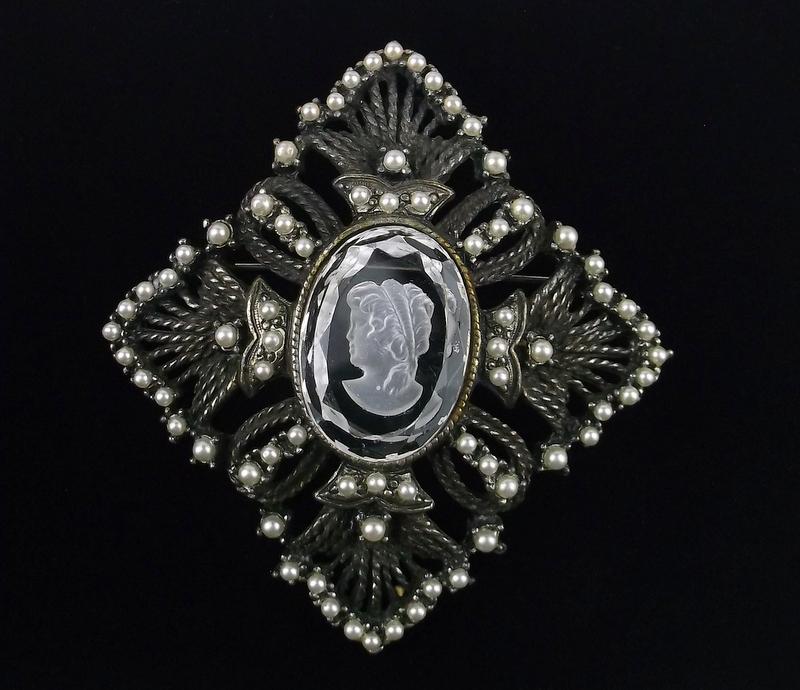 Big Mint Vintage 1960s Cameo Brooch (1 of 3)