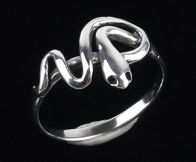 Stunning Vintage Sterling Silver Snake Ring Size 8 (1 of 2)