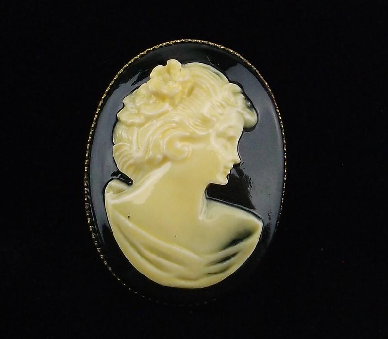 Stunning Vintage Cameo Brooch (1 of 3)