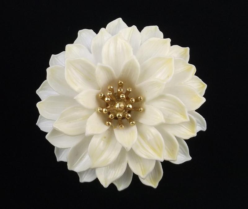Mint Vintage Big Trifari Flower Brooch 3D (1 of 3)