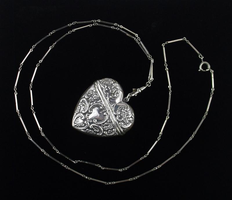 Mint Vintage 1950s Sterling Silver Heart Box Necklace (1 of 6)