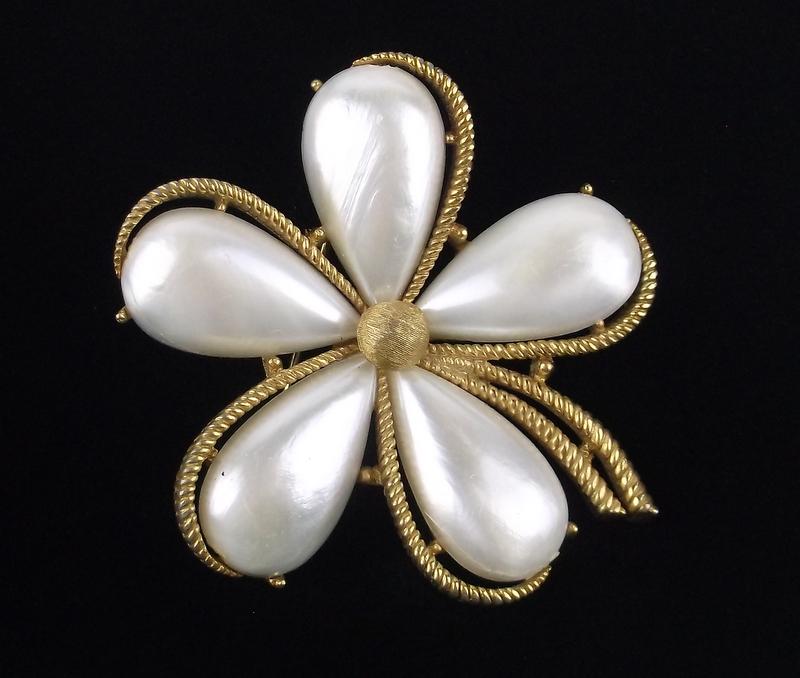 Mint Vintage Trifari Flower Brooch (1 of 3)