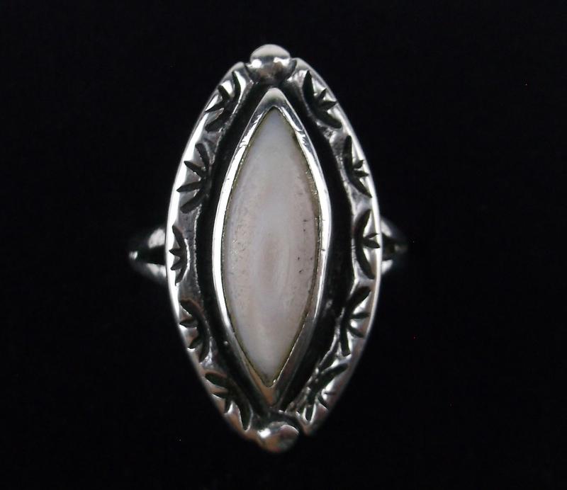 Vintage 1970s Navajo Sterling Silver MOP Ring 5.25 (1 of 2)
