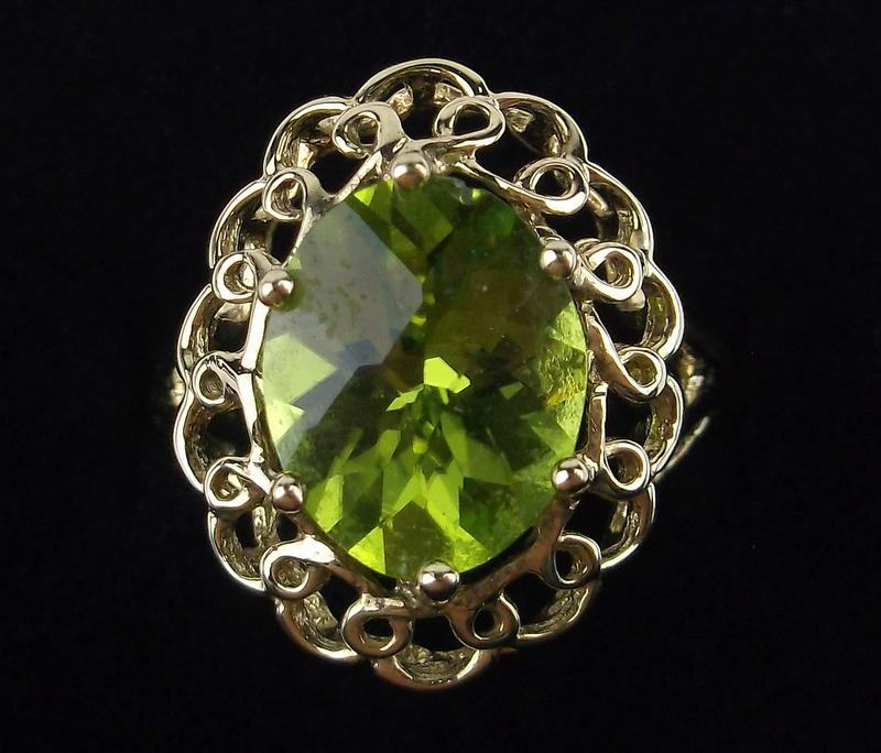 New Boxed 10kt Gold Peridot Ring Size 6 (1 of 2)