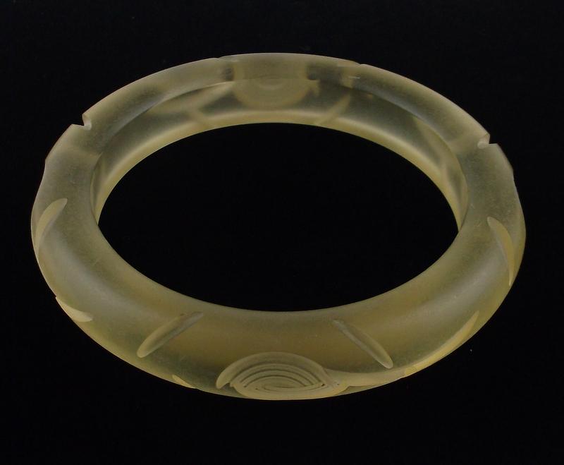 Stunning Vintage 1950s Lucite Bangle Bracelet (1 of 3)