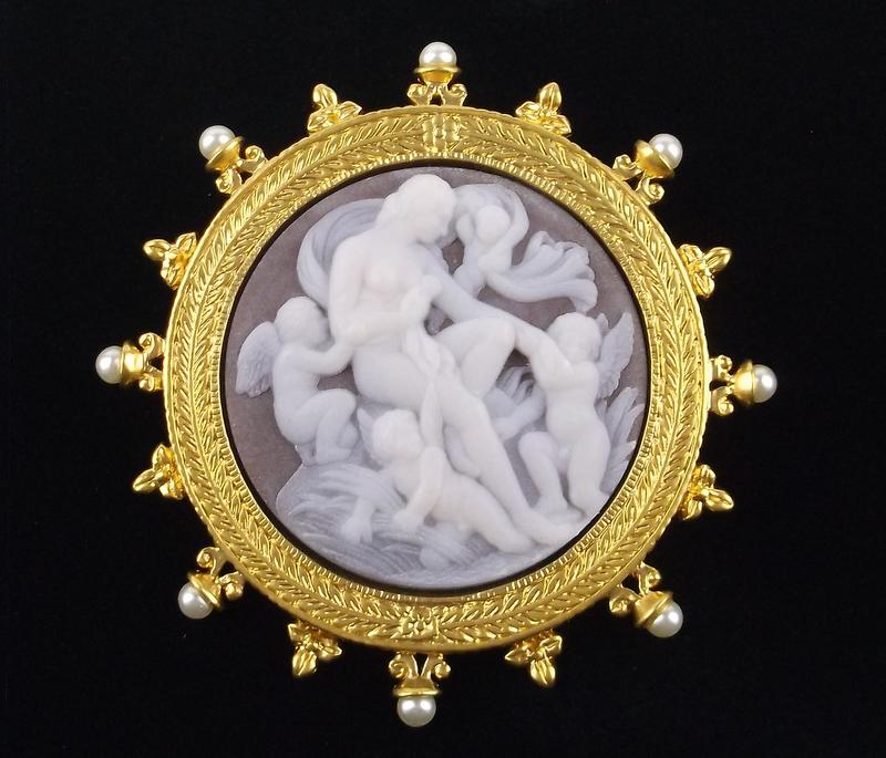 Mint Vintage Smithsonian Cameo Brooch Ships Wheel (1 of 3)